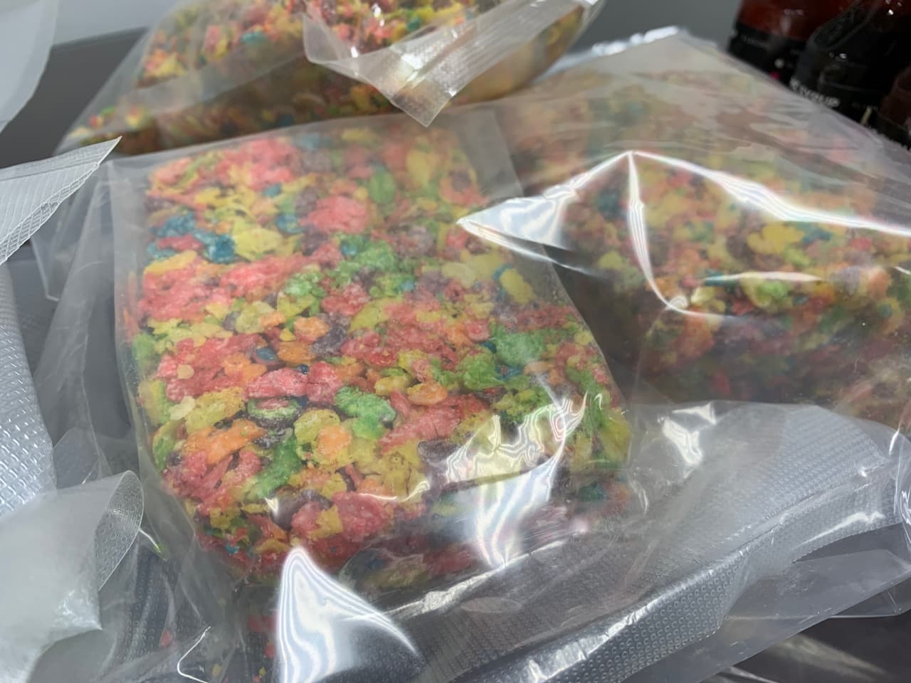 "La forma en que se empaqueto es similar a lo que nuestra agencia ha visto con la incautación de divisas durante las investigaciones de tráfico de drogas ", dijo Alfred, Comandante del Grupo de Trabajo de Drogas del Condado de Lake Villarreal. 
<br>