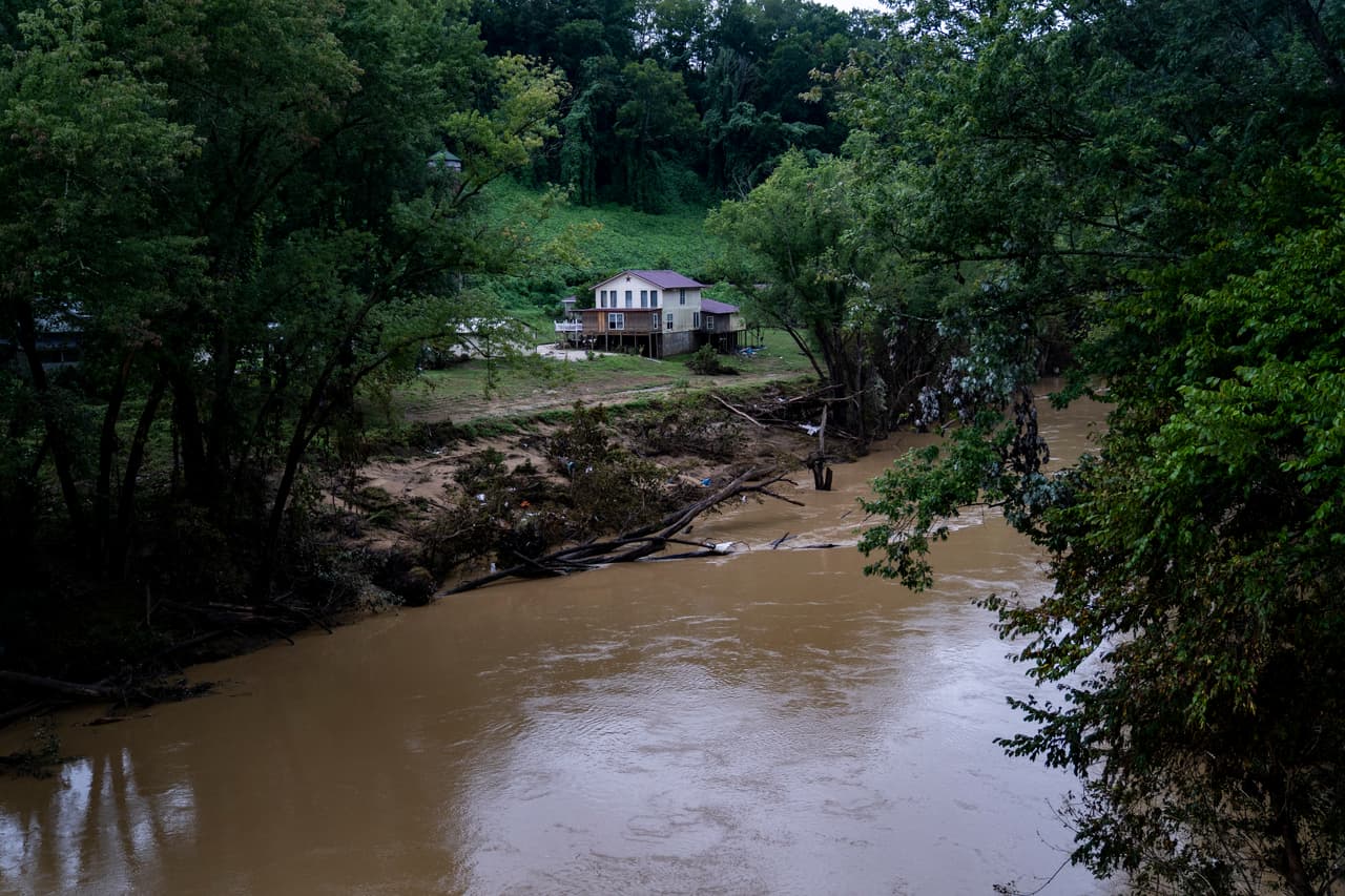 Inundaciones en el condado de Breahitt, Kentucky, una semana después de las devastadoras inundaciones del 6 de agosto de 2022, que causaron la muerte de 37 personas.