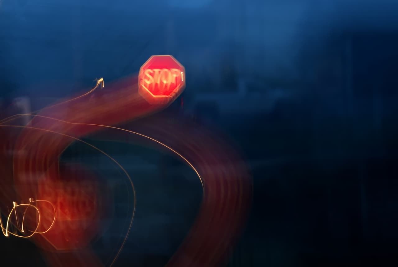 <b>Señales de que estás conduciendo somnoliento:</b>
<br>
<br>· Bostezos continuos o la incapacidad de mantener los ojos abiertos
<br>· Dificultad para recordar las últimas millas recorridas
<br>· Maniobras inseguras frecuentes (frenadas fuertes, invasión de carril, etc.)
<br>· Constante uso de los sistemas preventivos de accidentes