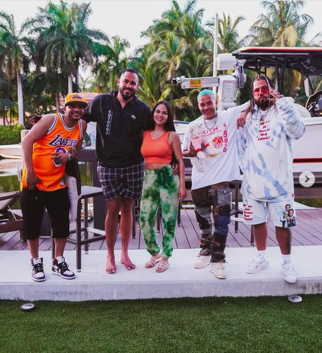 <b>Natti Natasha y Raphy Pina</b> han sido de los famosos más afectados, pues ellos tenían previsto viajar este jueves 16 de diciembre en el 
<b><a href="https://www.univision.com/famosos/muerte-de-famosos-en-un-accidente-avion-o-helicoptero">mismo jet donde ocurrió la tragedia</a></b>. 
<br>