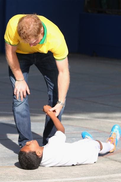 Harry ayuda a este chiquillo a levantarse.