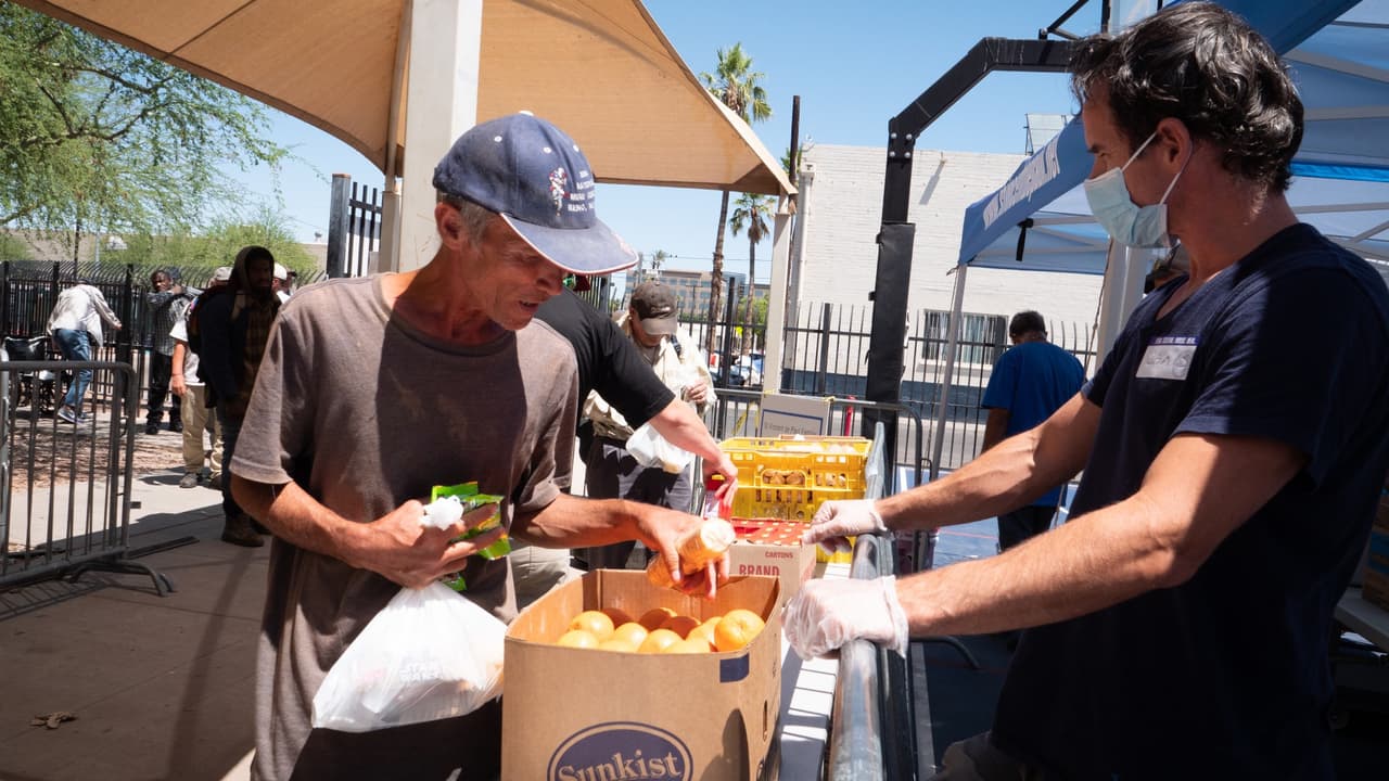 Protegen del calor a personas sin hogar en medio de la pandemia del coronavirus  
