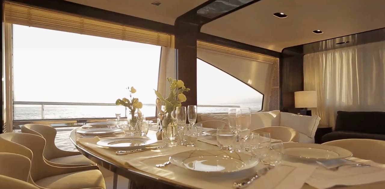 Pero también cuenta con un comedor principal más refinado junto a enormes ventanales que le dan un toque especial, sobre todo durante el atardecer.