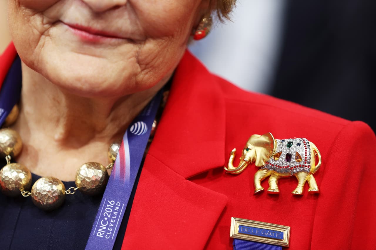 También hay opciones para las más clásicas y formales que no comulgan con dañar sus peinados. En lugar de un estrambótico sombrero festivo, se puede apostar por hacer del elefante del partido una fina joya dorada con incrustaciones de piedras.