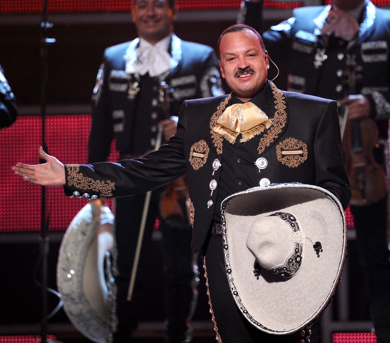 Existen infinidad de trajes de charro, pero la gran mayoría tienen acabados artesanales que los hacen únicos.