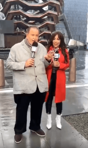 "Legué y vi a este hombre (Julián Gil) vistiéndose de espaldas, se me olvidó que (Raúl) iba a estar en Nueva York; juro que entré y dije: 'como ha perdido peso Raúl'", platicó La Flaca durante el programa.