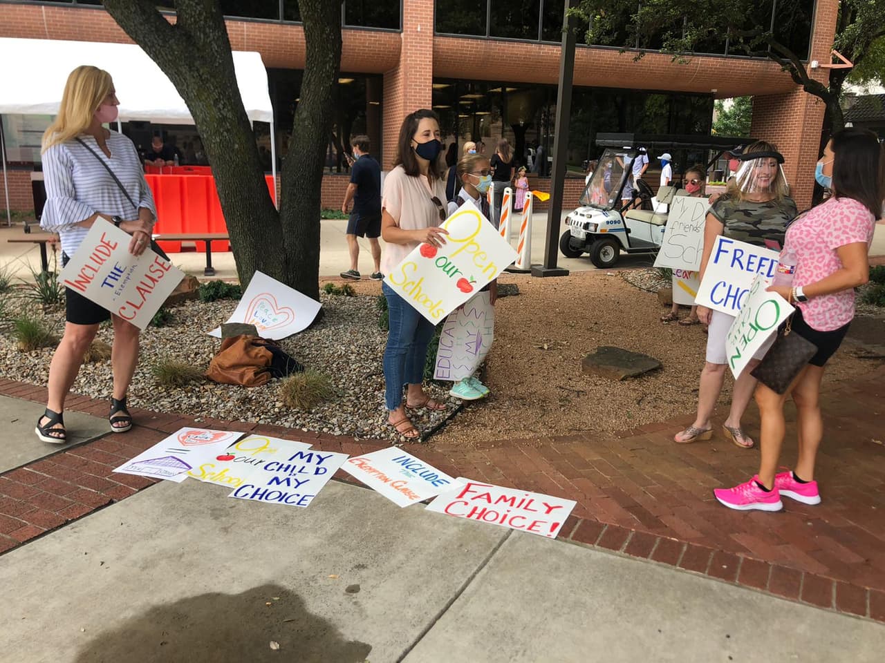 El mandato de la orden no se aplica a las escuelas religiosas privadas. Pero insta a las instituciones a seguir el mismo plan emitido para las escuelas públicas.
<br>