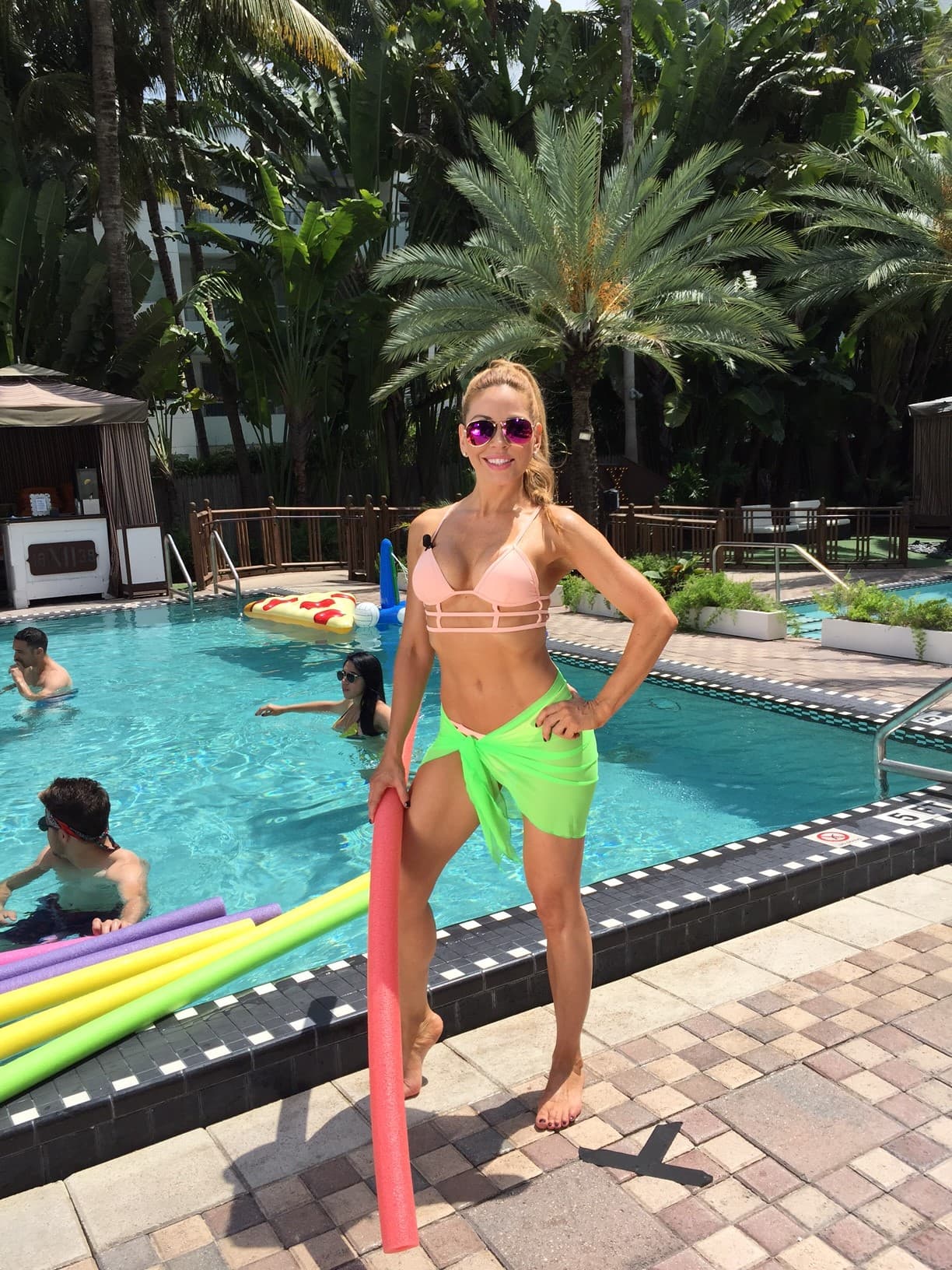 Claudia luce espectacular con su bikini rosado.