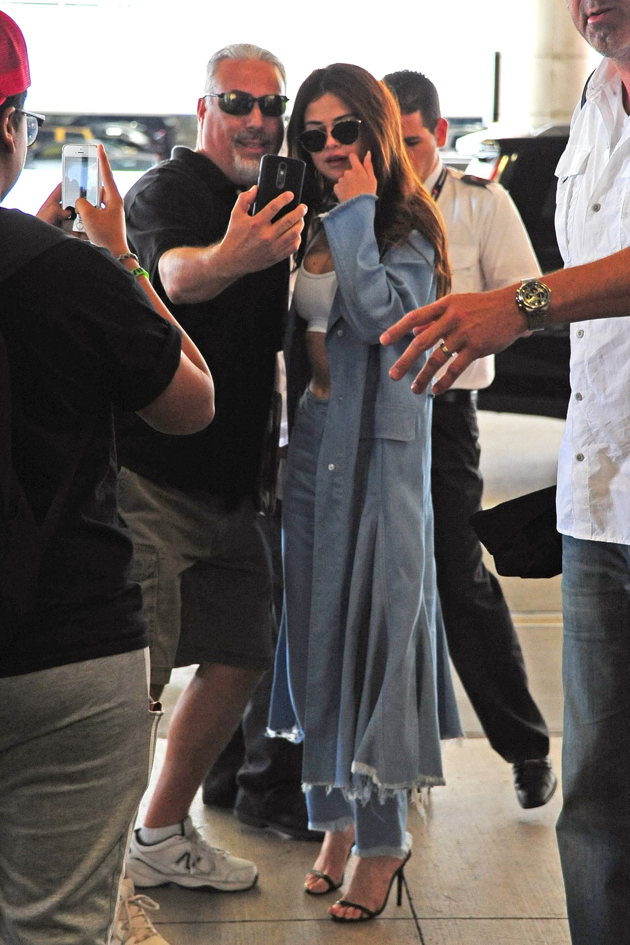 Sel, con toda la paciencia del mundo posó junto a él hasta que se logró la foto perfecta.