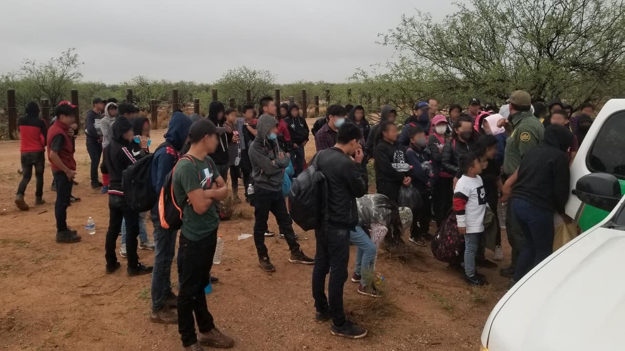 Julio 15 - Son grupos grandes que cruzan por áreas donde no se terminó de construir el muro fronterizo, al oeste de Nogales, Arizona, según dijo un vocero de CBP a Univision Arizona. El 15 de julio más de 70 migrantes se entregaron después de cruzar la frontera cerca de San Miguel. De ellos más de 40 eran niños no acompañados, la mayoría de Guatemala.