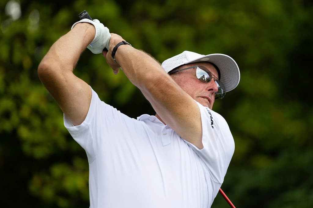 Phil Mickelson, golfista, $106 millones.