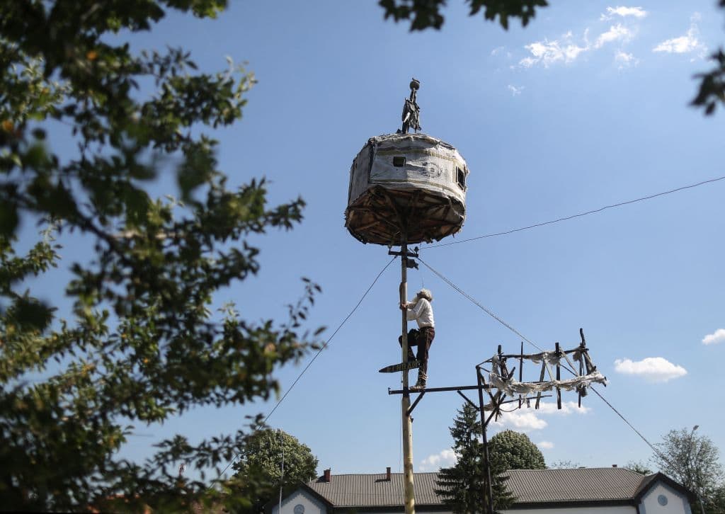 Sus visitas a la ciudad se han vuelto más frecuentes últimamente.
<br>
<br>Después de que los lobos mataron a algunos de los animales que tenía cerca de la caverna, Petrovic decidió trasladarlos a una choza que levantó en las afueras del pueblo donde cree que estarán a salvo.
<br>