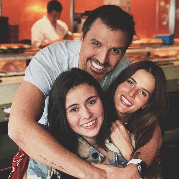 Con corazones rosas y azules y un gráfico de una cigüeña 
<b>externó lo "increíble" que le parece ser hermana mayor por partida doble</b>.