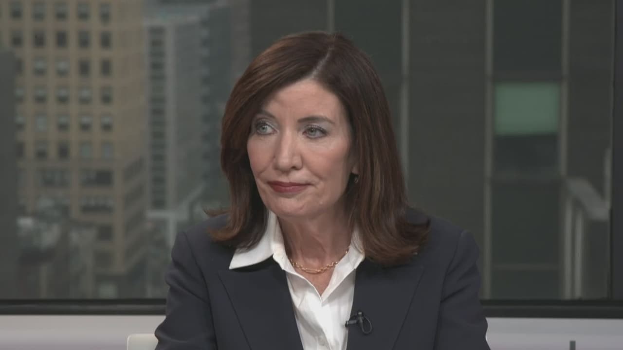 Hochul dice que protegerá las políticas santuario de NY, pero "no cuando haya criminales involucrados"