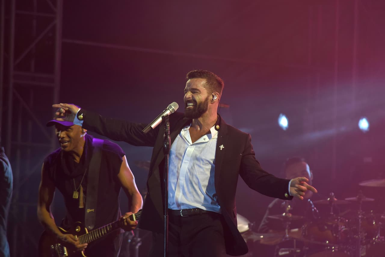 De hecho, desde el escenario en Yucatán, reiteró que 
<b><a href="https://www.univision.com/especiales/premios-juventud/ricky-martin-aplaude-ley-a-favor-de-comunidad-lgbt-en-puerto-rico">"como miembro de la comunidad LGBT"</a></b> no pide "más derechos que el resto de los ciudadanos, tampoco menos".