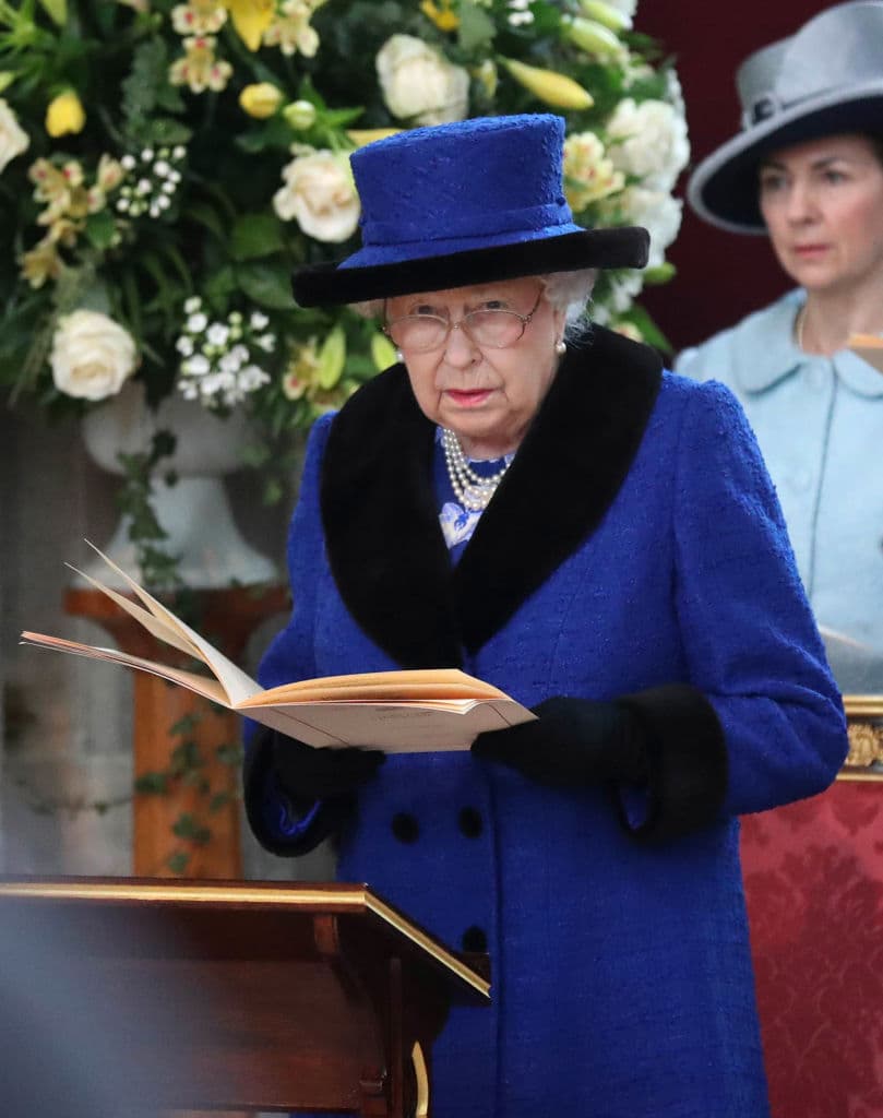 La Reina Isabel II durante la tradicional misa de Jueves Santo en la Capilla de San Jorge en Windsor, Inglaterra. Su esposo, el Duque de Edinburgo, no la acompañó este año.