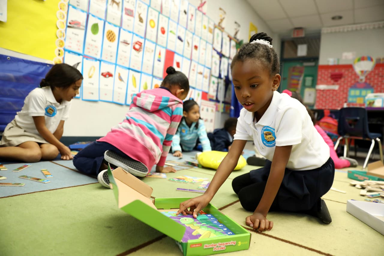 <b>Los niños descubren y aprenden a través de proyectos</b>
<br>Los alumnos escogen y dirigen sus propios proyectos (
<i>student-led projects</i>). En el ‘aprendizaje más profundo’ no se trata de impartir conocimientos como si los estudiantes fueran recipientes vacíos por rellenar, sino de actuar como guía para ayuda al chico a alcanzar su máximo potencial.