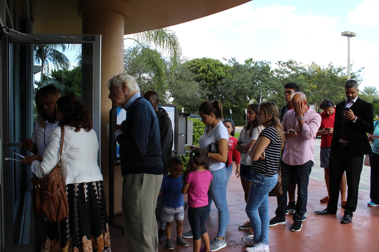 Electores entregan boleta de ausente en Doral.