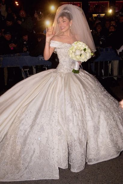 Se dice que éste estuvo inspirado en los trajes de la emperatriz Carlota, (la mujer de Maximiliano de Habsburgo).