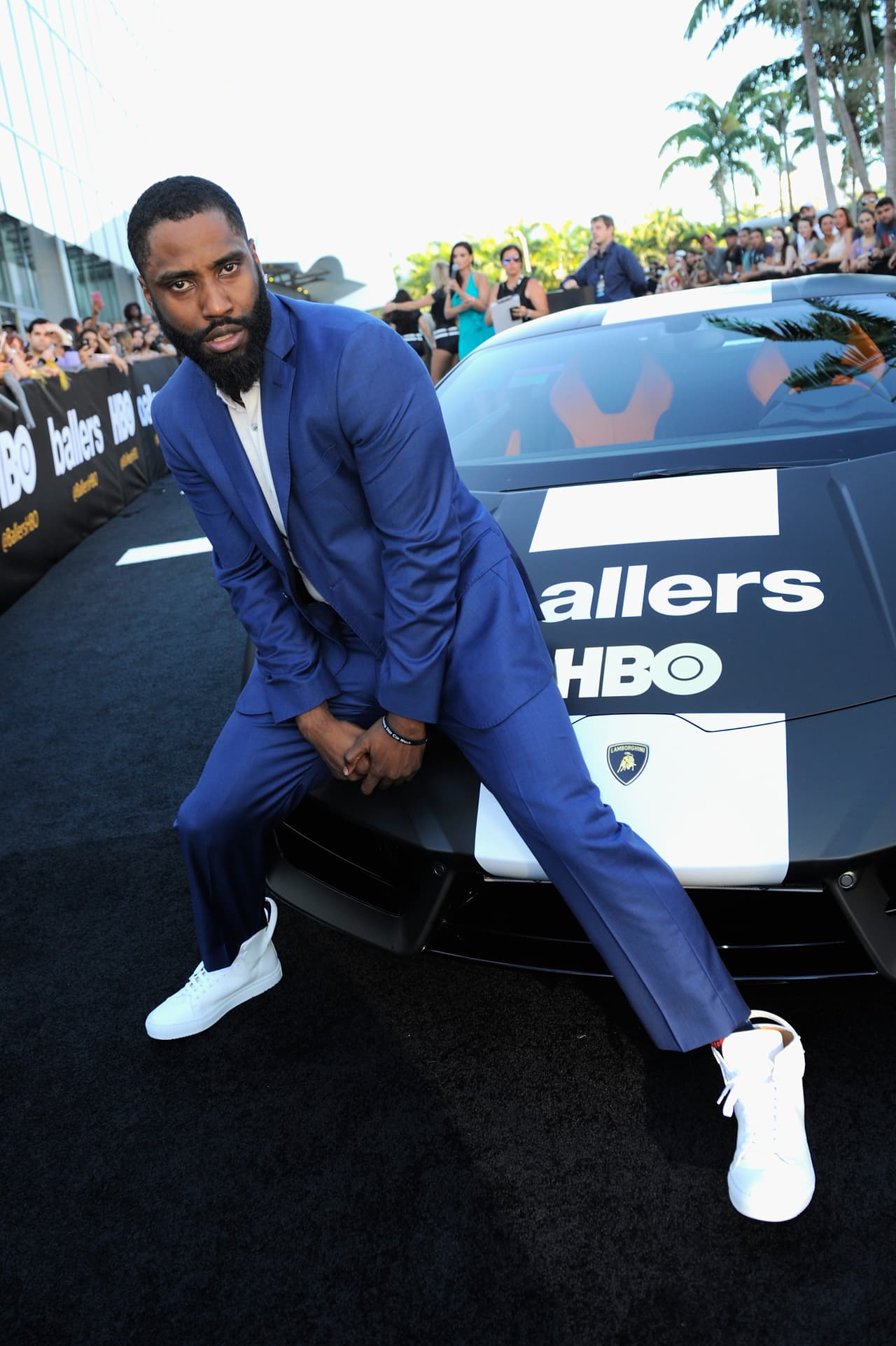 Con todo el porte de un sexy y guapo galán.