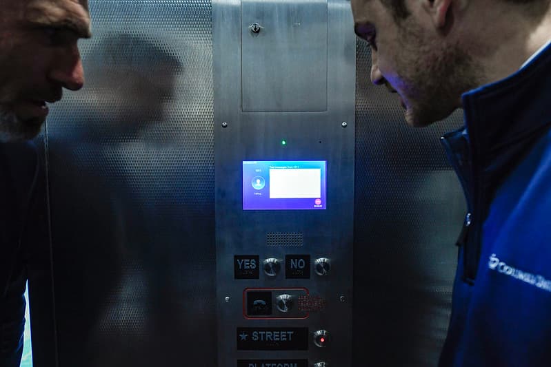El elegante diseño con detalles en negro del elevador brinda una sensación moderna y se completa con un nuevo sistema de comunicación bidireccional instalado en la cabina del elevador para personas con problemas auditivos y del habla.
<br>