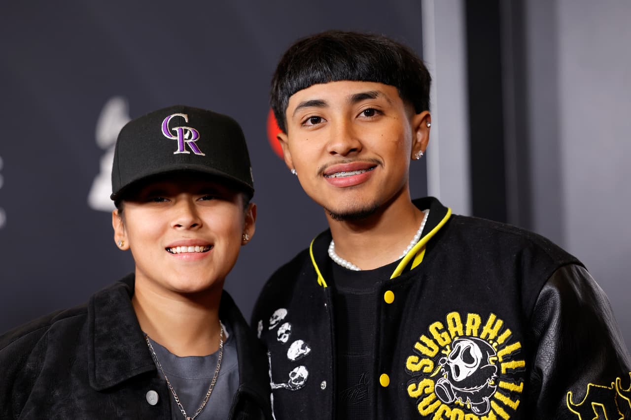 <h2 class="cms-H2-H2">Yahritza y Su Esencia</h2>
<br>
<br>El trío de hermanos pasó de recolectar frutas con su papá en Yakima, Washington, a pasar por las alfombras rojas de Latin GRAMMY, Premios Juventud y alfombra magenta de Premio Lo Nuestro a recibir reconocimientos por sus canciones. El grupo está conformado por Yahritza Martínez, de 16 años, Armando, de 24 años, y Jairo, de 18 años.