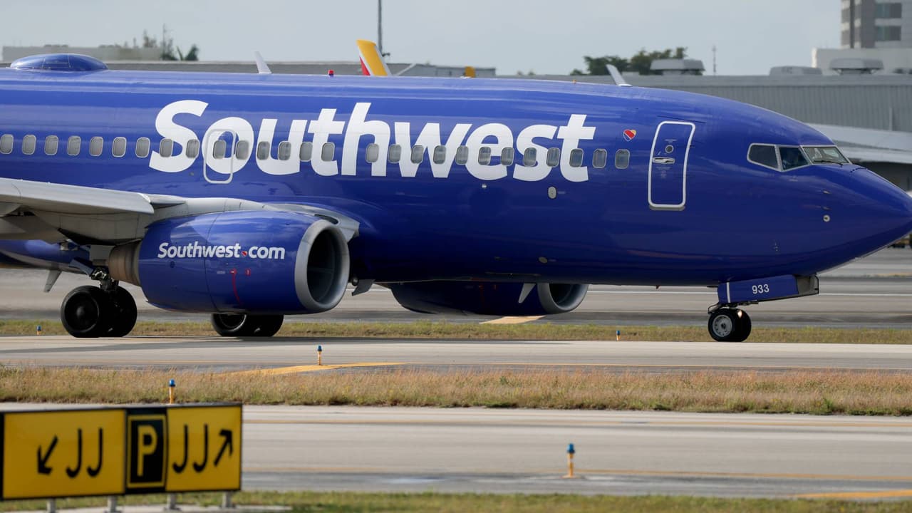 Pasajera interrumpe vuelo de Southwest con destino a Phoenix al levantarse de su asiento y desnudarse