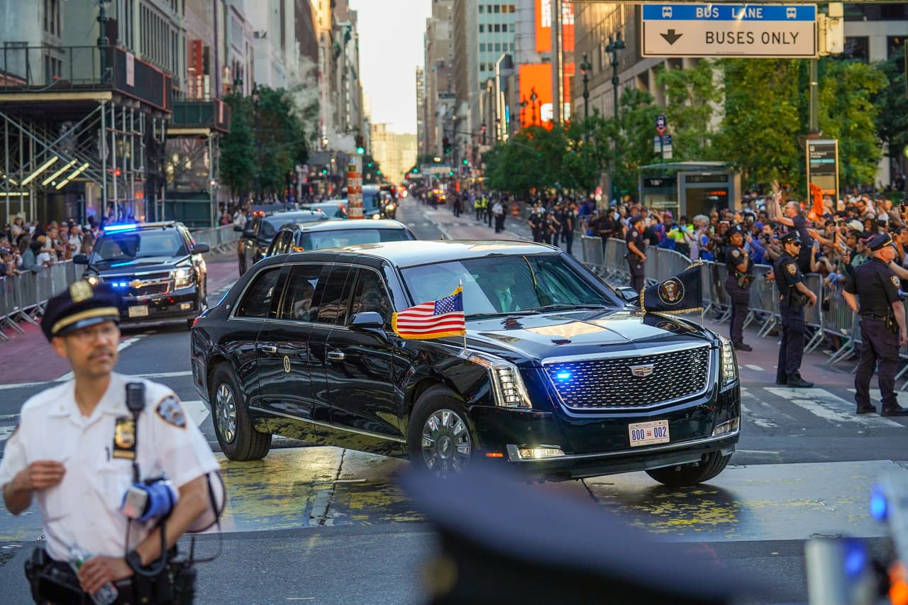 La caravana del presidente Donald Trump llega al Madison Square Garden.