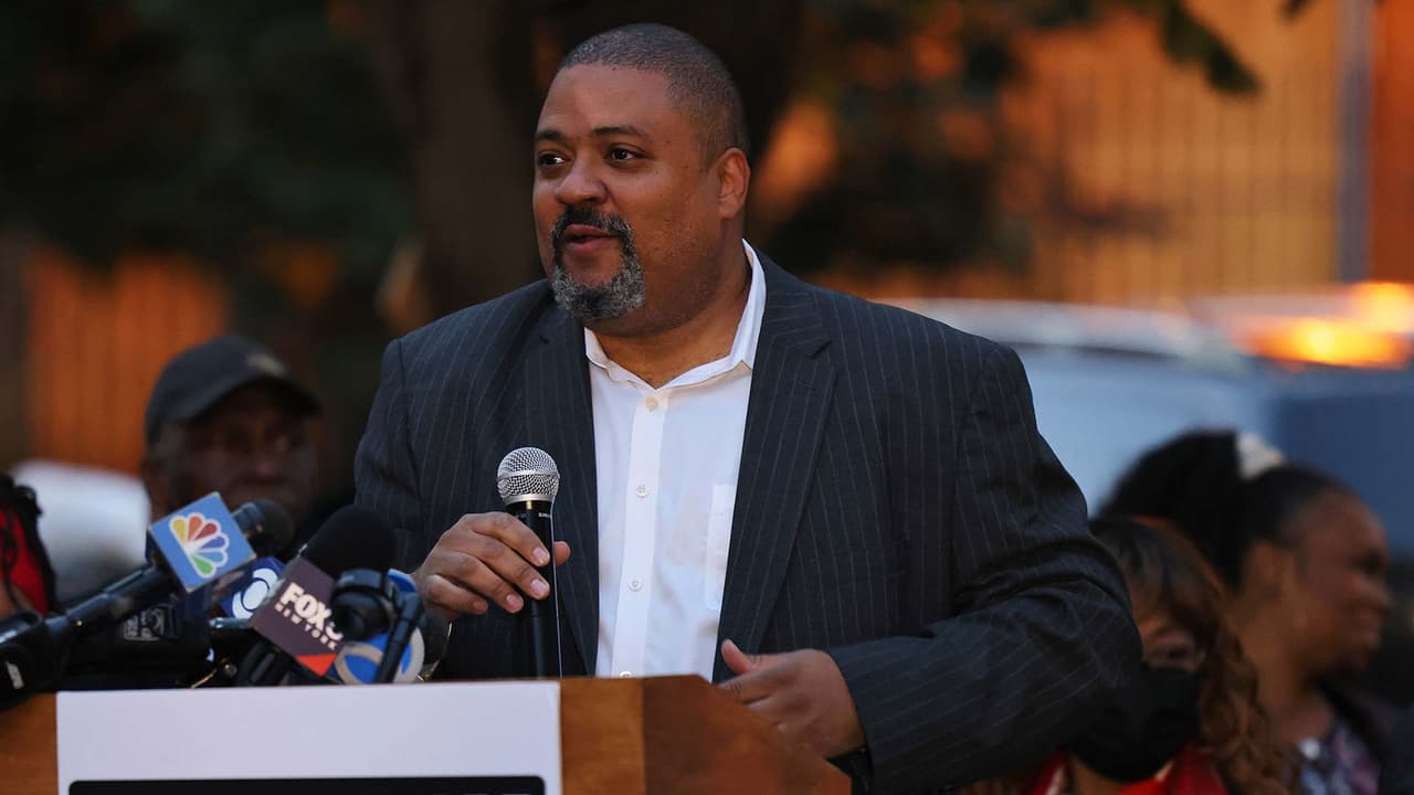 Alvin Bragg hace historia al convertirse en el primer fiscal negro de Manhattan; supervisará las investigaciones sobre Trump