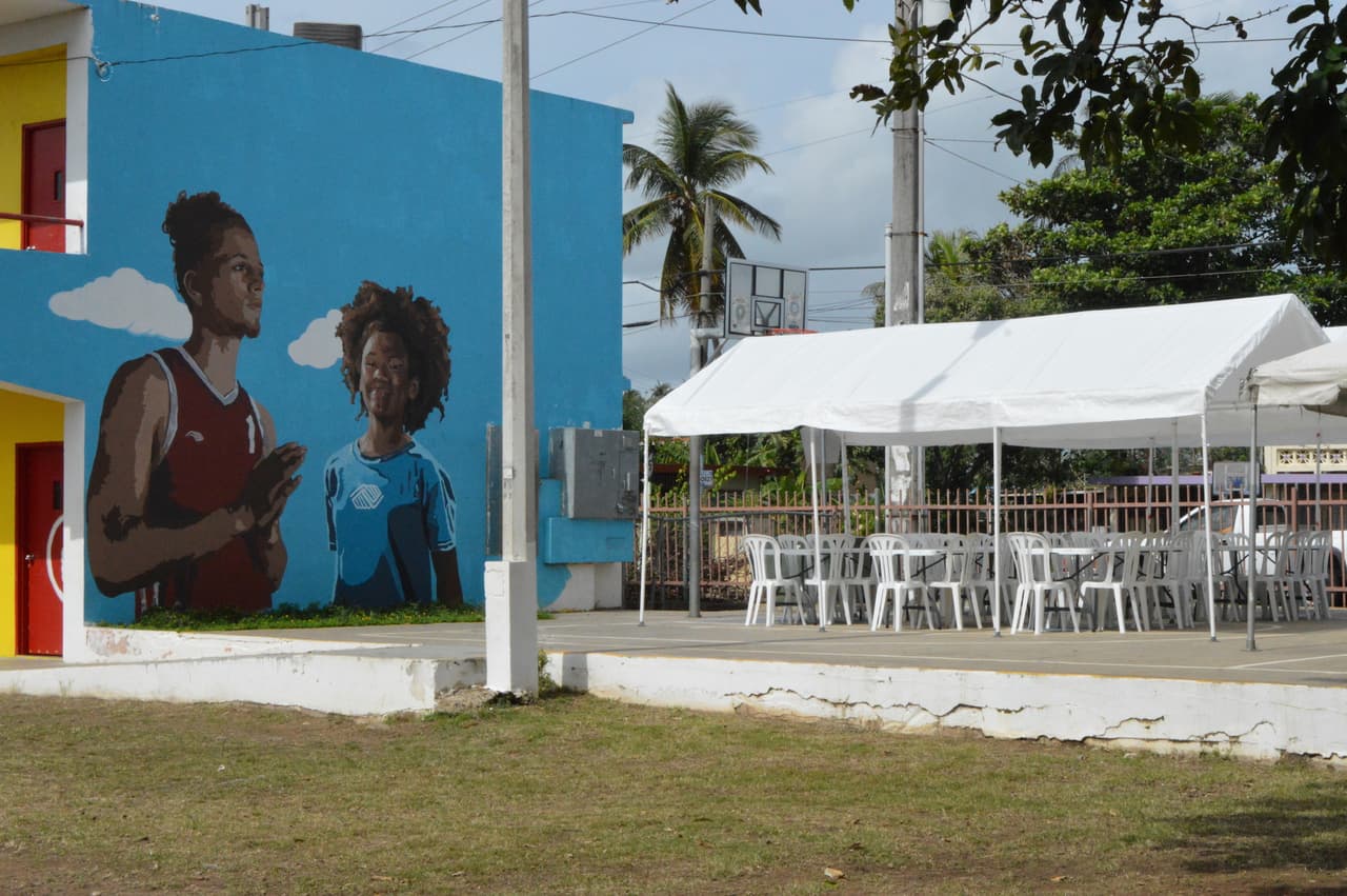 Más de mil personas afectadas por el huracán Irma en Loíza han pasado por el Boys & Girls Club del barrio Medianía Alta para buscar su plato de comida caliente elaborado por más de 30 chefs de toda la isla coordinados por la Chef Marilyn.