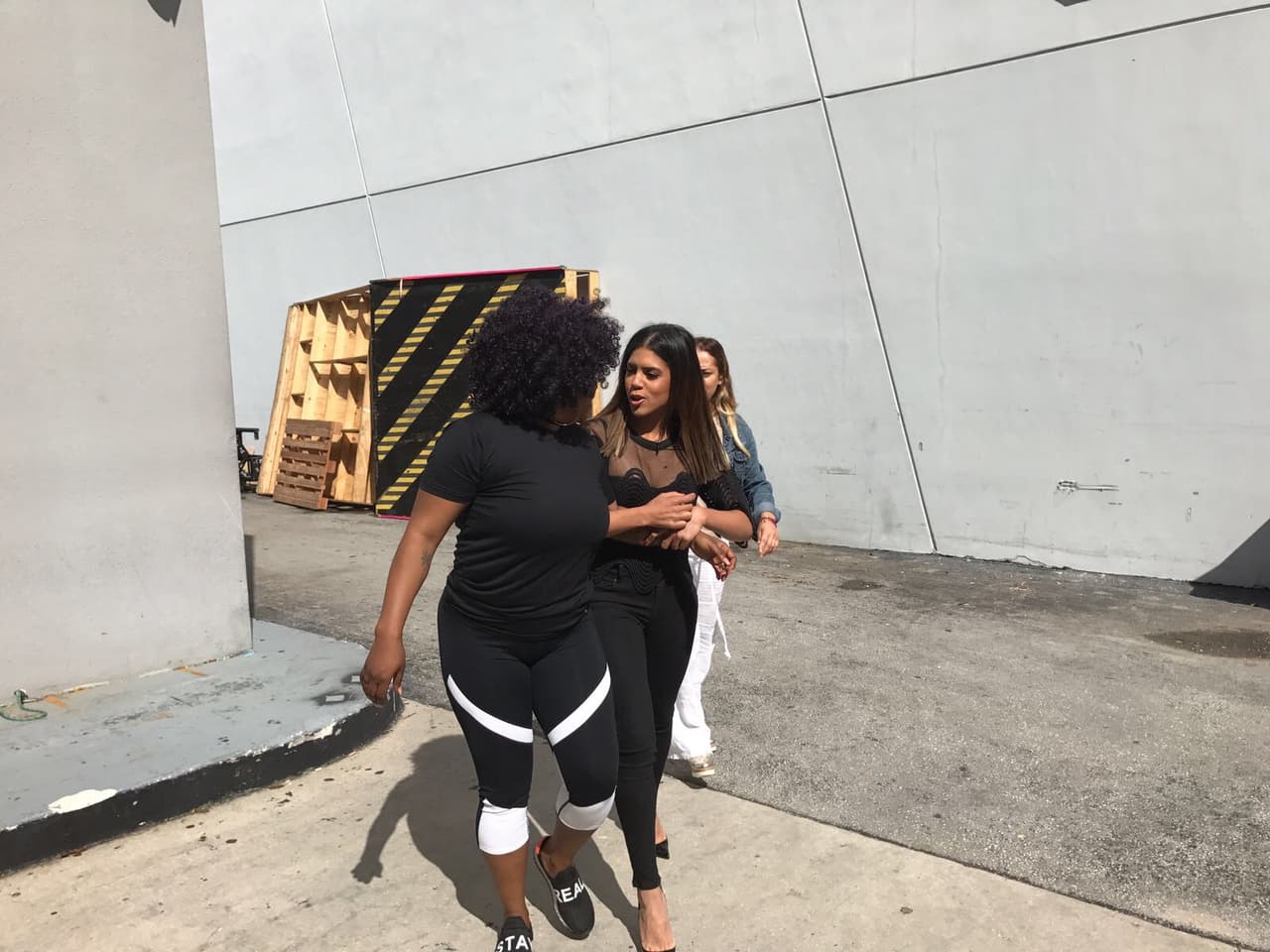 Juntas caminaron por los pasillo de Univision y aprovecharon para platicar de lo que ha pasado en esta semana de ensayos.