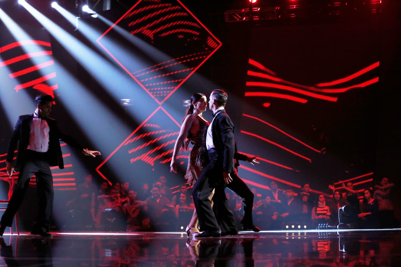 Acompañada de cuatro bailarines, la reina de belleza se robó el show.