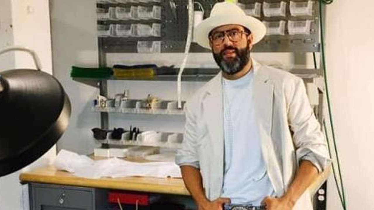 La madre de Arturo es una inmigrante de México que trabajó mucho para sacar adelante sola a sus seis hijos y de ella heredó el gusto por la confección de ropa.