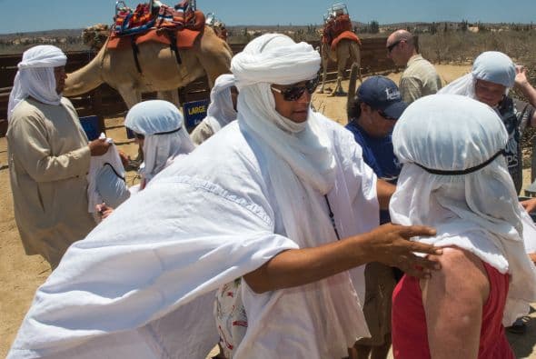 Los turistas toman parte en las festividades, convirtiéndose en beduinos durante una hora.