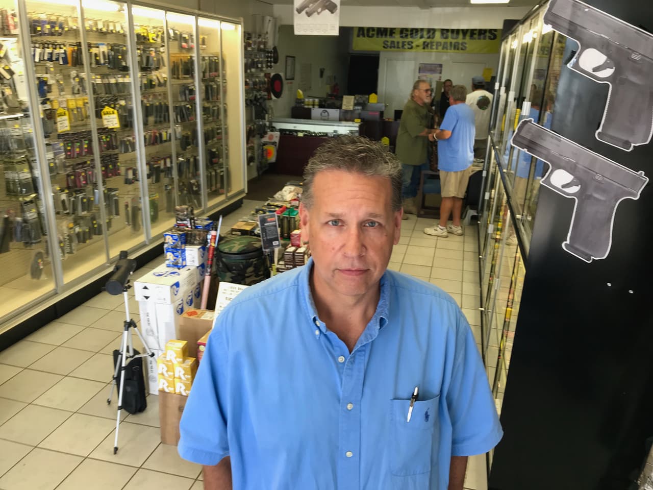 <b>Más protección personal. </b>“La gente ve más la palabra demonio: alguien que va a tu carro, algo que pasa en el centro comercial, un secuestro…”, dice Fred Ohnesorge, propietario de una tienda en Floresville, Texas.