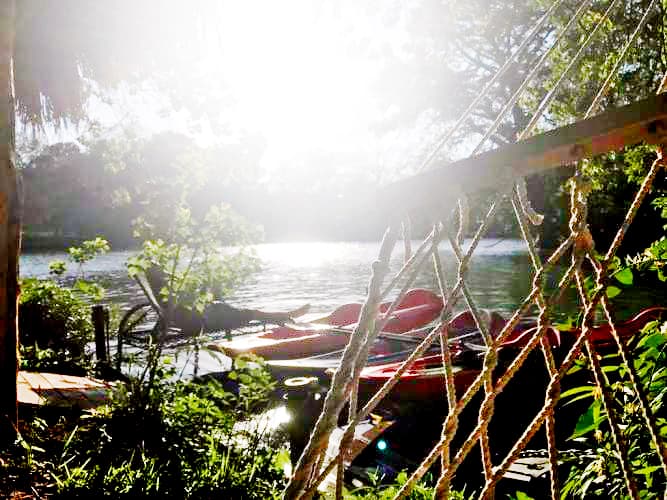 Este lugar es perfecto para estar alejado de la ciudad y parar el día con sus amigos y familiares nadando, pescando, jugando voleibol de playa o simplemente descansando en una hamaca.