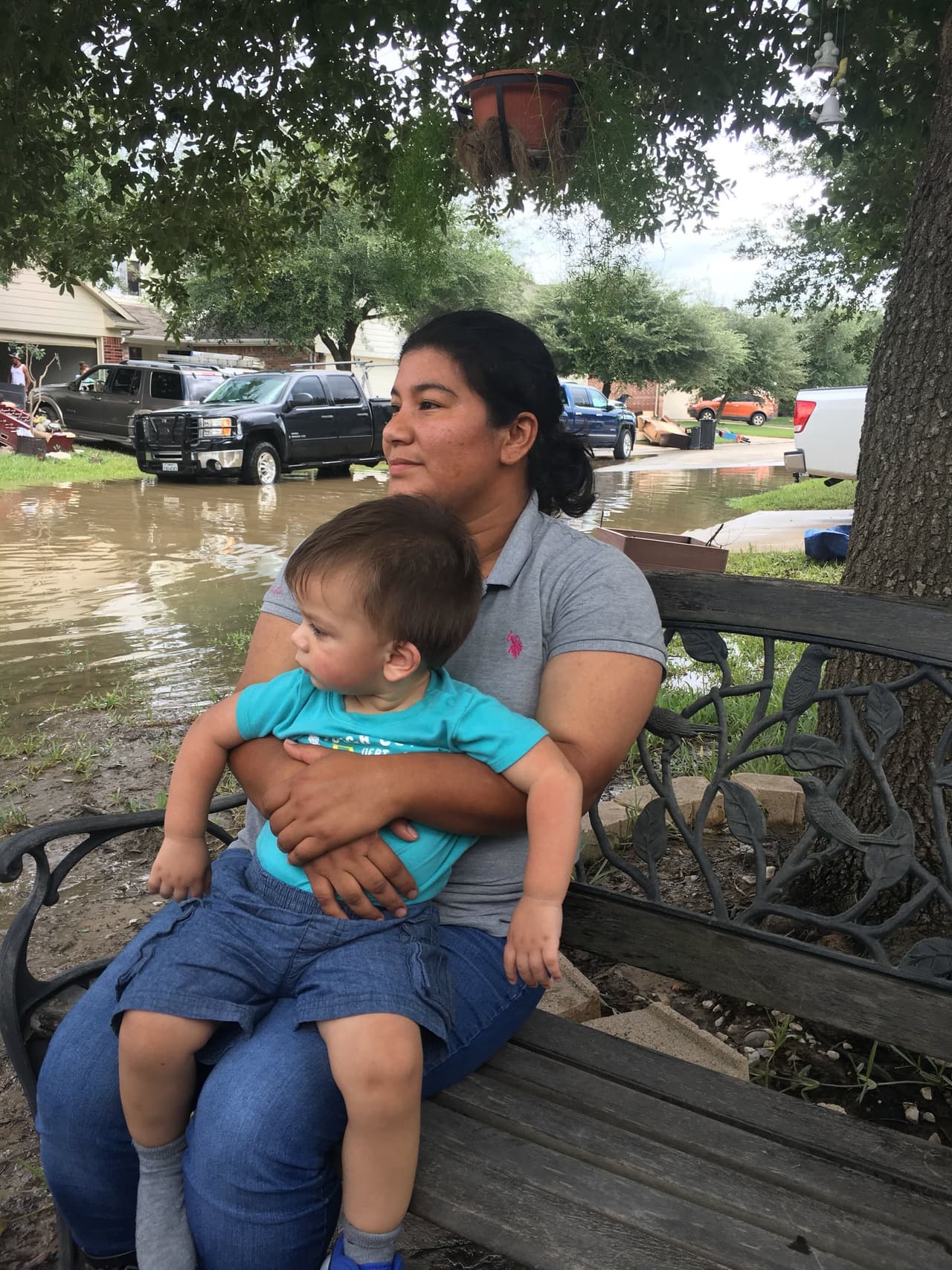 Tras el paso del huracán Harvey, decenas de miles de familias se dedicaron a intentaron recuperar algunos electrodomésticos que aún funcionaban en sus casas y a trabajar con otros vecinos para sacar el agua de los hogares.