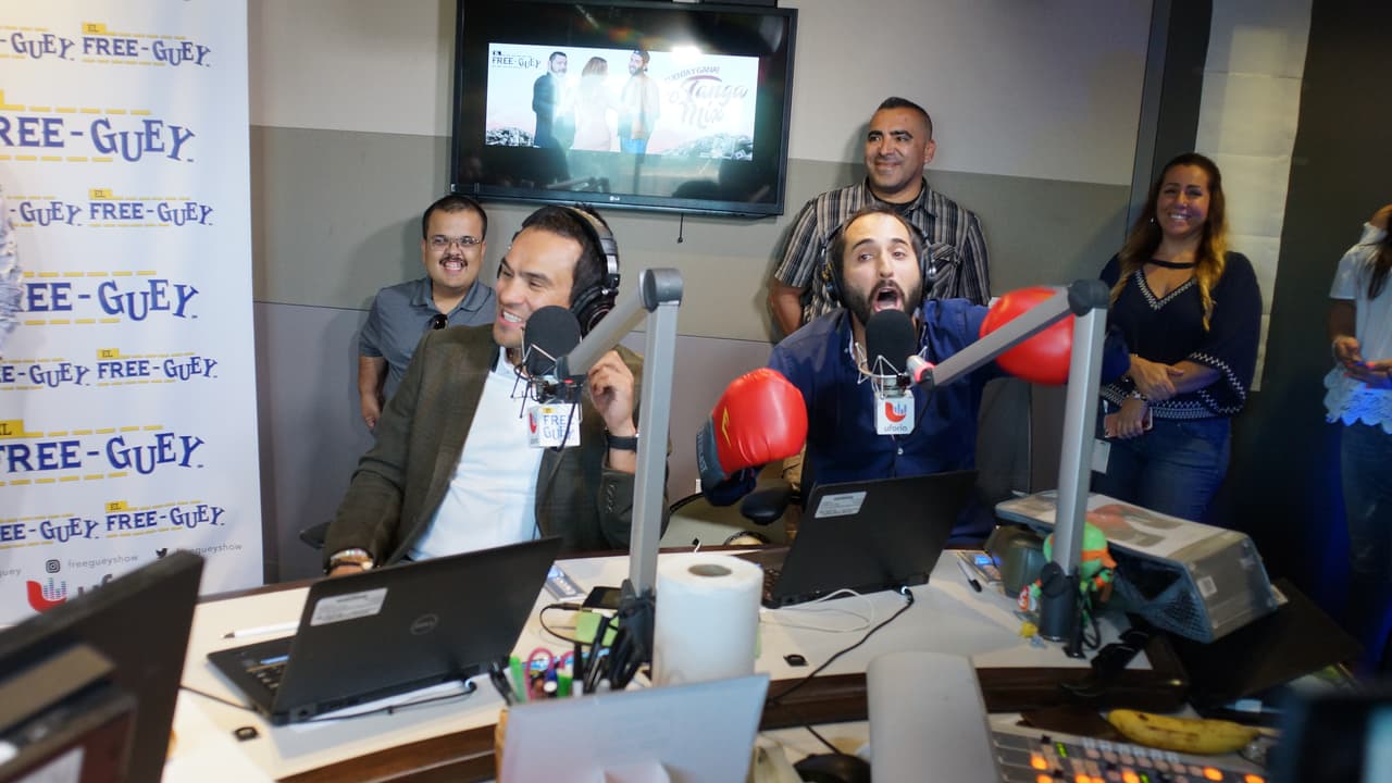 Juan Manuel Márquez llegó al Free-guey show con guante en mano.