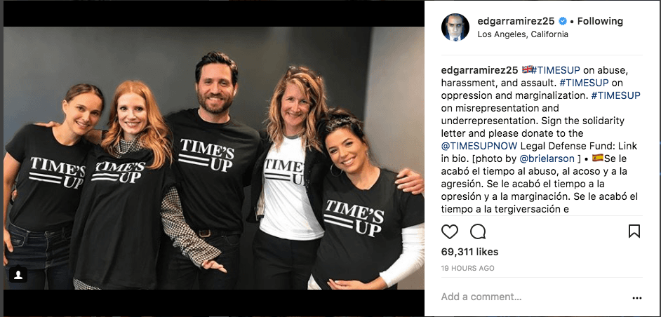 El actor Edgar Ramírez junto a Natali Portman, Eva Longoria, Brie Larson, Laura Dern con la franela de 'Se acabó el tiempo'.