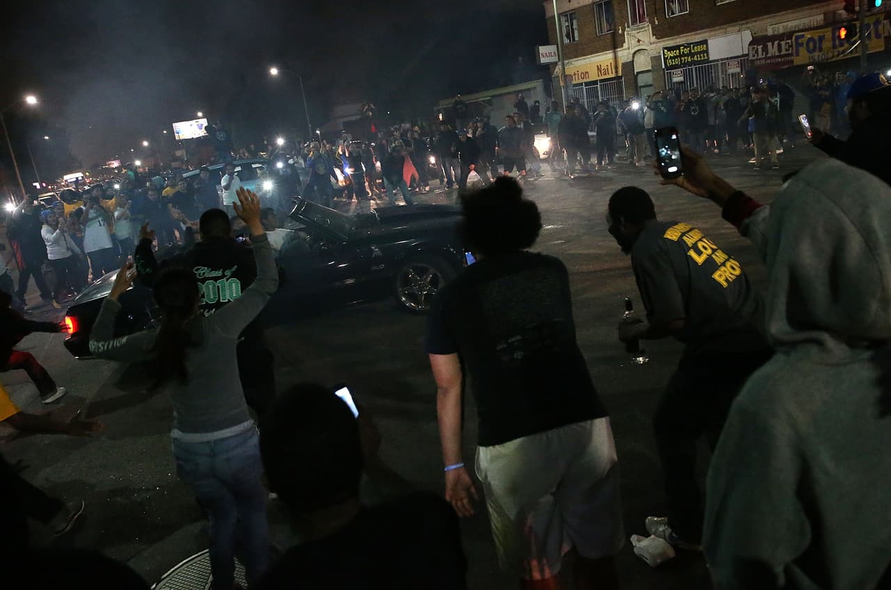 Fans de los Golden State Warriors celebraron en las calles de Oakland