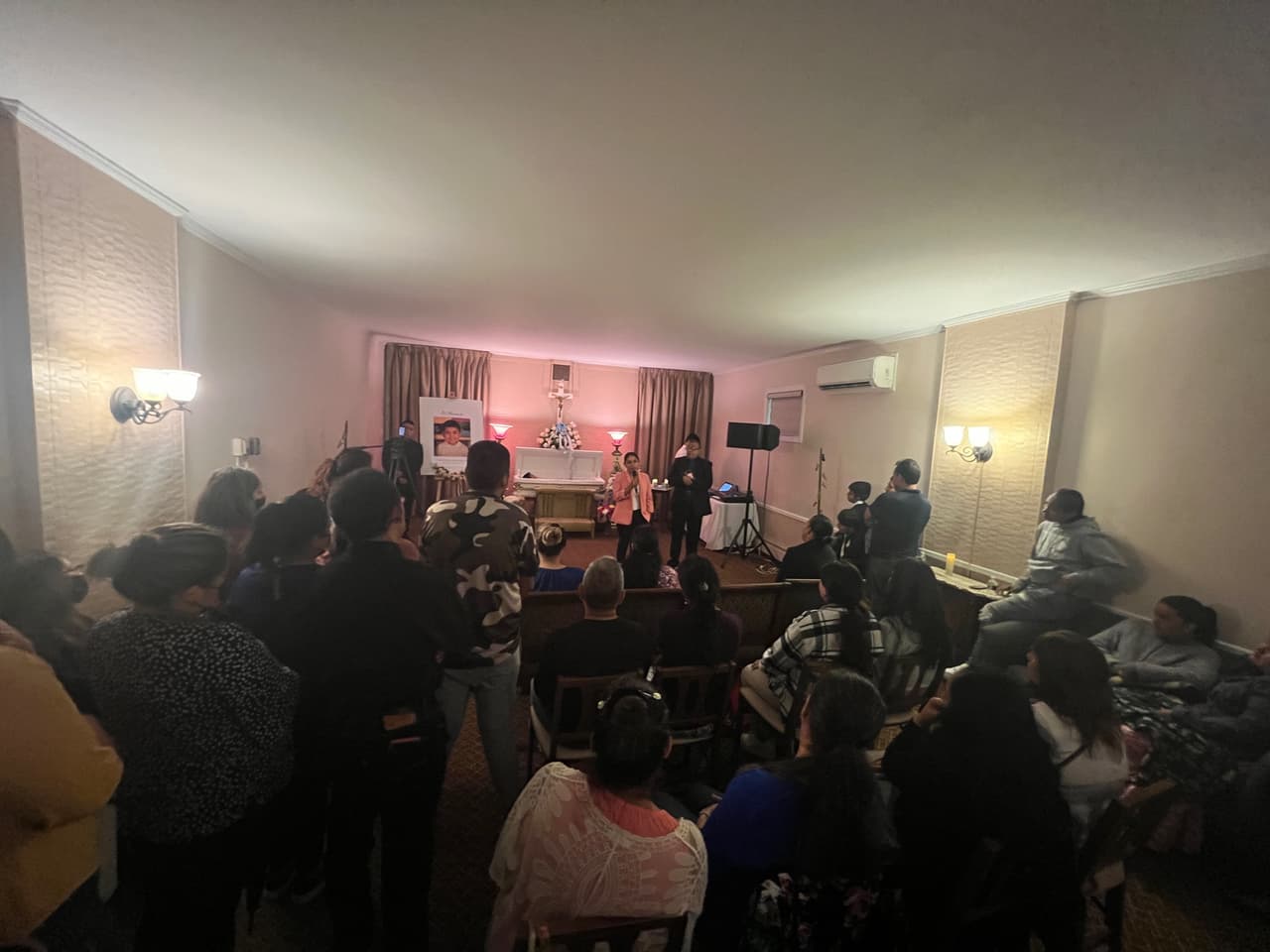 <b>Alejandro Condis, de Noticias 41, estuvo entre los asistentes</b> y relata que, pese a la lluvia, hubo más de 100 personas, en la funeraria.