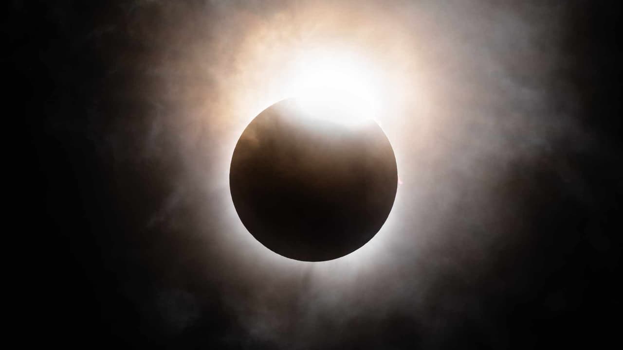 El eclipse solar total de este 8 de abril generó gran expectativa en Dallas y las cámaras de Univision 23 pudieron registrar el momento exacto en que el histórico fenómeno astronómico trajo total oscuridad. Te invitamos a disfrutar de las imágenes.