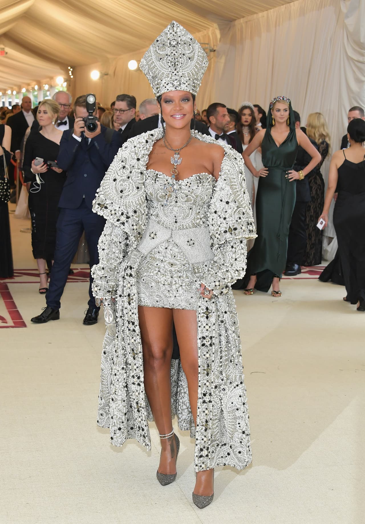 Rihanna fue una de las anfitrionas de la Gala MET 2018 y desfiló con un look de Maison Margiella