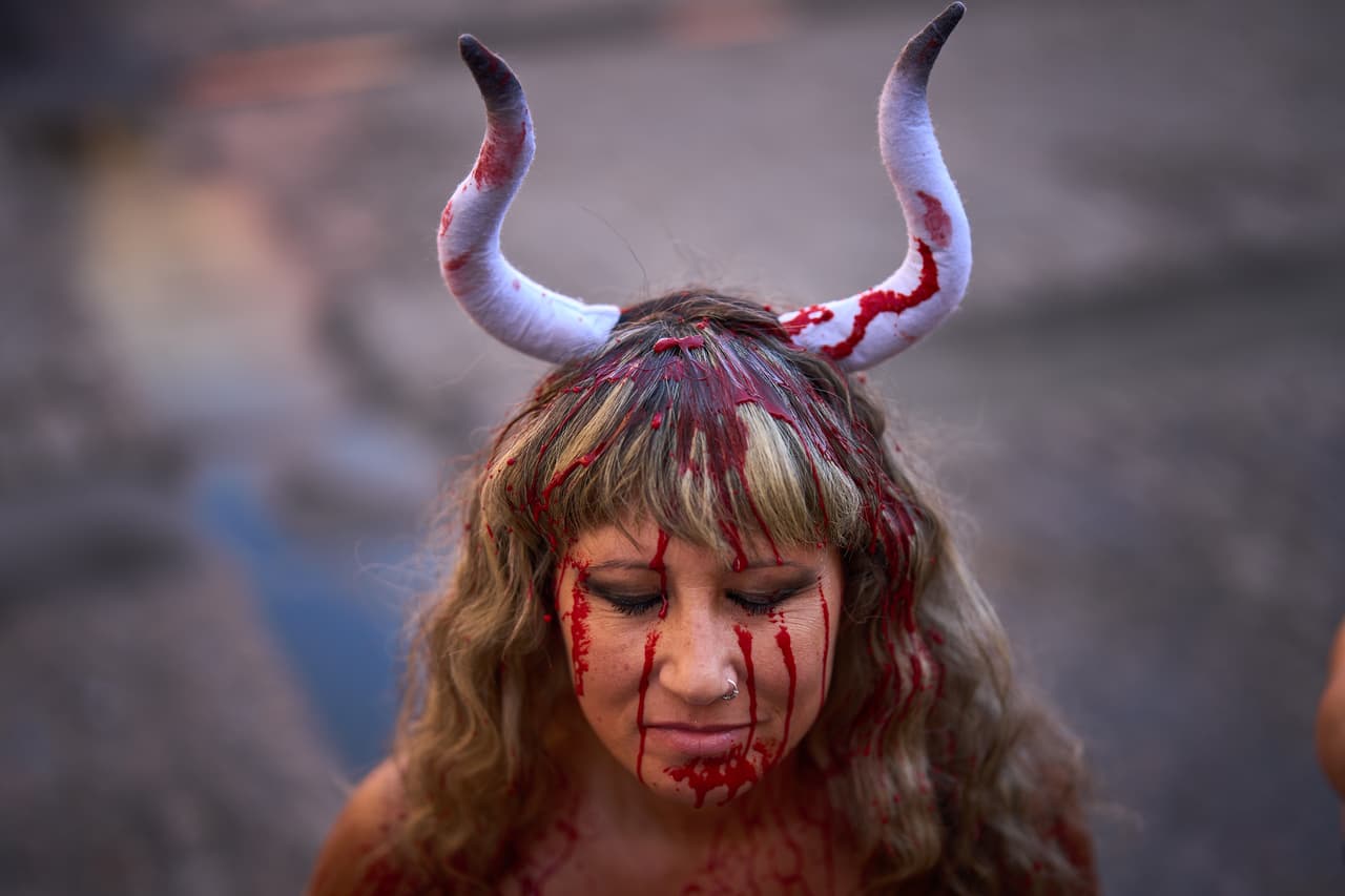 Una mujer con cuernos y sangre trata de representar el sufrimiento que tienen los animales en las corridas de toros