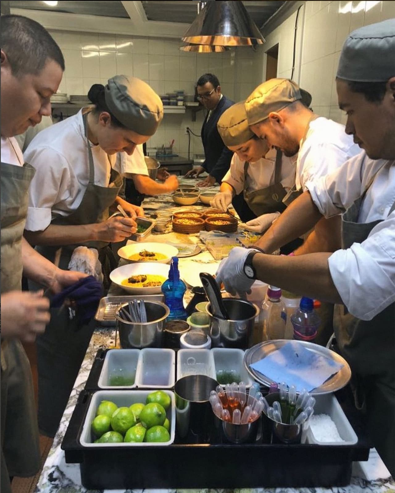 <b>Número 11: Quintonil</b>. Ciudad de México. Estilo de comida: Contemporánea mexicana. El menú del chef Jorge Vallejo se basa en productos locales y presenta 
<a href="https://www.instagram.com/p/Bi5O8wuHClY/?utm_source=ig_web_copy_link">los mejores sabores de México. </a>