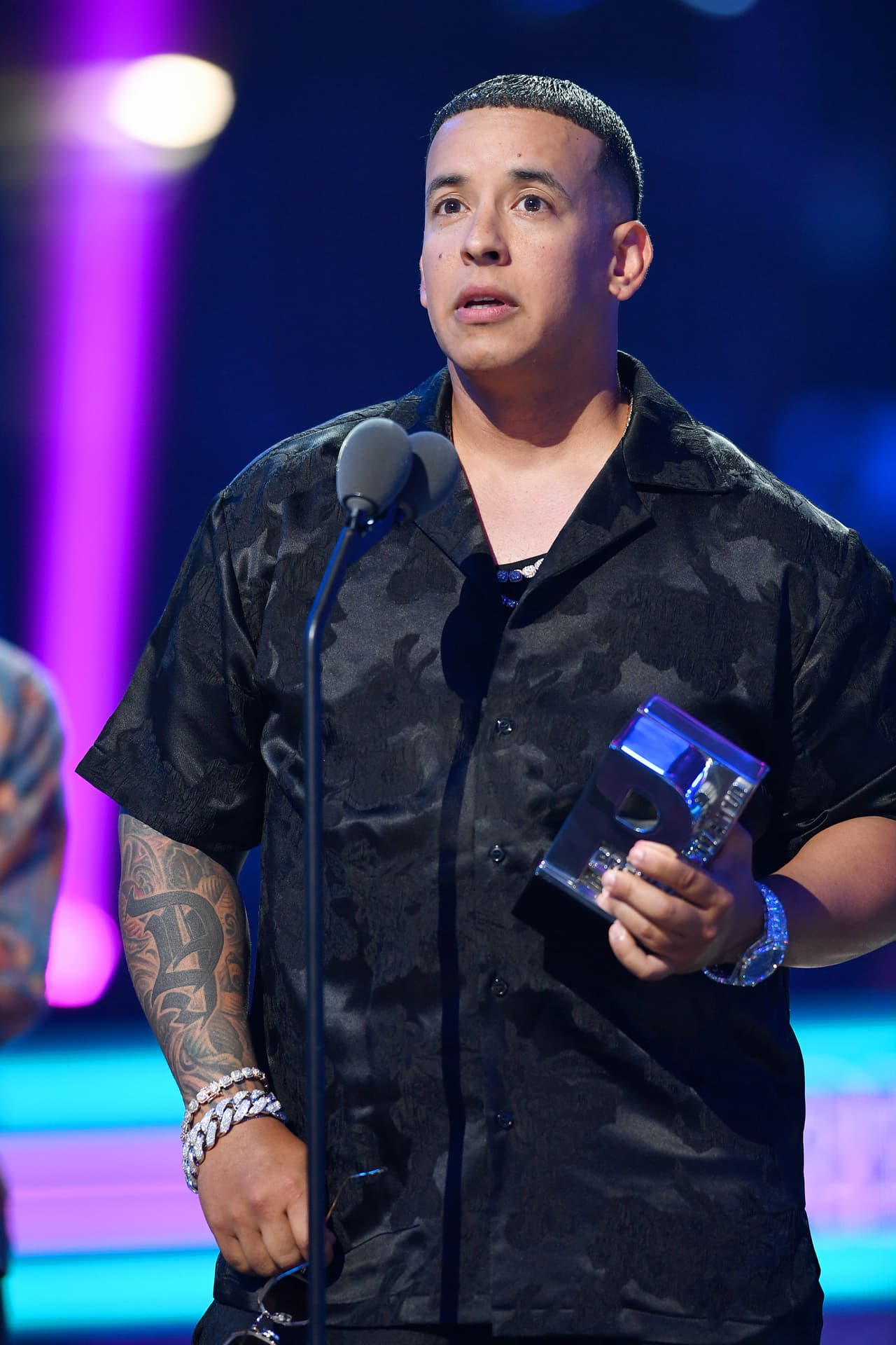 El intérprete de 'Con clama' estuvo nominado en siete categorías de Premios Juventud.