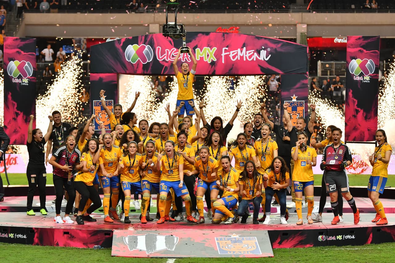 Tigres se corona campeón de la Liga MX Femenil tras vencer 2-1 a Monterrey en el Juego de Vuelta de la gran Final del Clausura 2019 y con un 3-2 en el global en partido efectuado en el Estadio BBVA. Así fueron los festejos de las felinas campeonas.