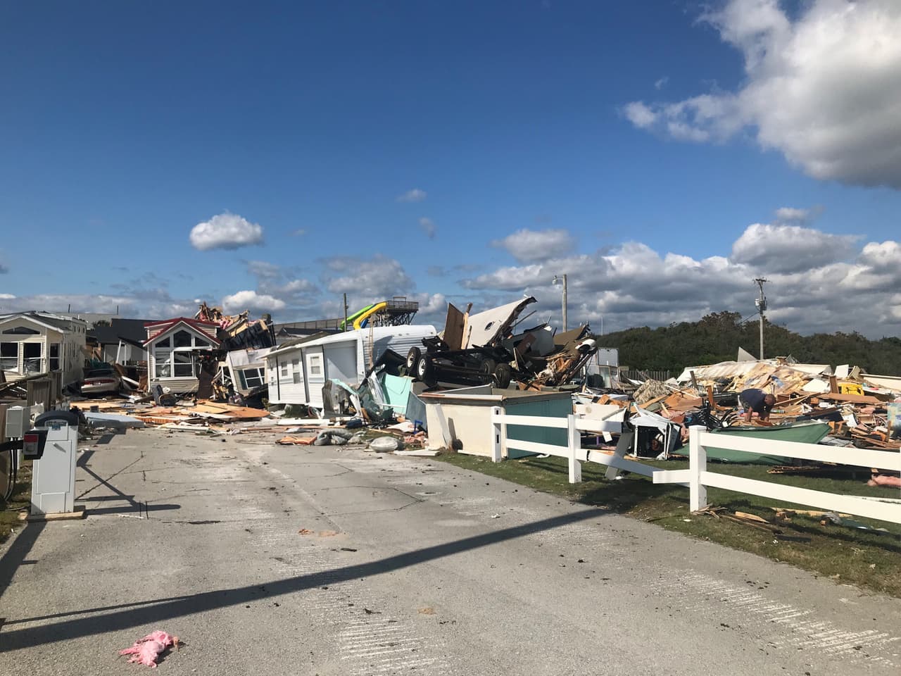 Como si fueran papel, volaron varias paredes, techos y ventanas de una gran cantidad de casas en Emerald Isle debido a los fuertes vientos del huracán Dorian.