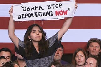 Una activista interrumpe un discurso del Presidente Barack Obama en Chicago, Illinois, sobre la acción ejecutiva, y le pide que detenga de inmediato las deportaciones de indocumentados.