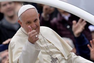 El Papa Francisco, a bordo del papa móvil, saluda a los fieles en la explanada de la Plaza de San Pedro.